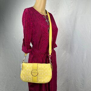 COACH  C8306 Lonnie Baguette In Signature Jacquard